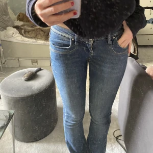 Lowwaist botcut jeans - Low waist botcut jeans från ltb i modellen valerie! Storlek 25/32 som passar på 34 och 36 skulle jag säga. Inga deffekter och säljer för att samla pengar.  BUD 550‼️🔉