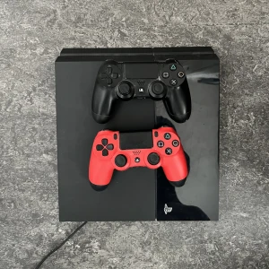PS4   - Säljer mitt PS4 med 408,5 GB då de inte kommer till användning. 2 kontroller ingår: Svart original & en röd original. Konsolen & bägge kontrollerna fungerar utmärkt. Alla sladdar medföljer. Det ingår några spel: bl.a. Assassin’s Creed Syndicate. 