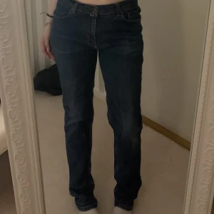 Mörkblåa jeans  - Bootcut jeans från sellpy, jeansen är i måtten 36/34 så skulle säga att dom troligtvis passar en m-l, har aldrig använt dom utom de är endast testade⚡️
