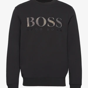 Hugo Boss Tröja (svår att hitta) - Köpte den ca ett år sedan, havt på mig den färre en 10 gånger. Storleken är XL, men passar mer som L. Köptes för 1600kr