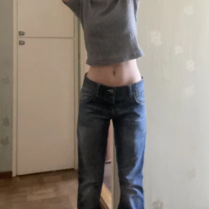  jeans  - Jag säljer mina låg midjade jeans som är för stora för mig. Dom är helt nya och oanvända💓