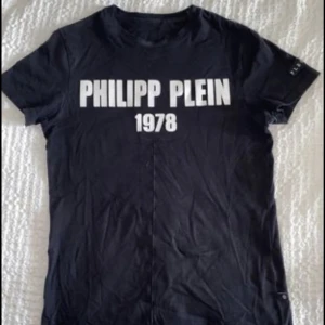 Philip Plein t-shirt - - äkta vara - väl använd men i fint skick 