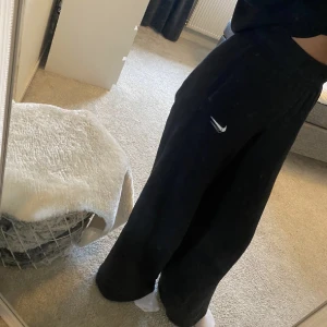 Nike byxor  - Nike byxor i svart från Zalando. De är i storlek XS. Knappt använda 