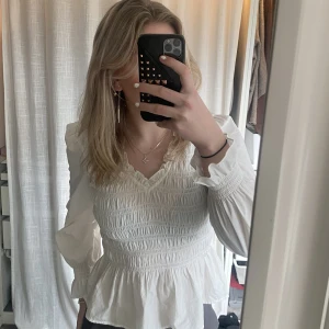 Vit volang blus - Volanger vid armar och nere i slutet, super fin och sommrig. Använd 1 gång och fint skicka, köpt för 300💕