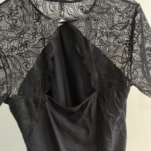Svart spetsbody  - En super fin spetsbody med öppen rygg. Går att klä upp men även klä ner 