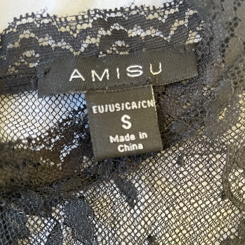 Säljer denna fina blus som är från Amisu då den inte kommer till användning längre. Blusen har spets / genomskinligt mönster över bröstkorgen och ut i ärmarna. Kontakta för fler bilder❤️. Blusar.