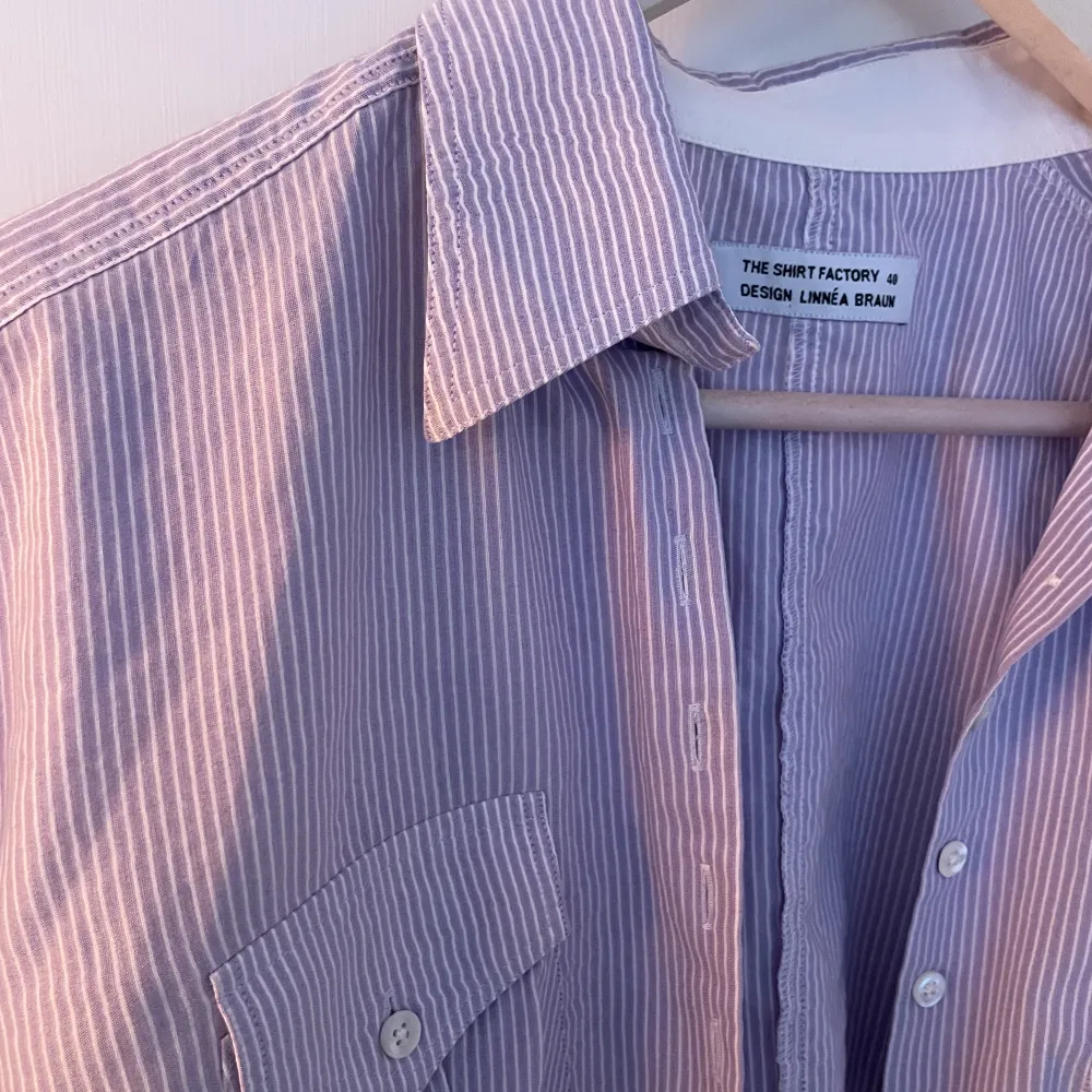 En lila-vit-randig vintage skjorta perfekt till sommaren🌺Stl 40 men passar xs-m. Blusar.