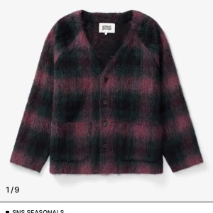 SNS furry kofta - mohair, alpaca, ull - Heeej, säljer denna pärla, oanvänd! Är dj så har en del oanvända spons kläder :)  Storlek: M UNISEX!  *kolla bild 2 för information av plagget, material osv*  I butik kostar den 2099:- jag säljer den för 700:-