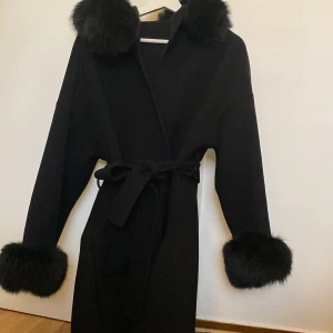 Kappa - Jag säljer min kappa som inte användes så mycket nu. Jag köpte den för 3500kr, för de är äklta päls och skönt material. 