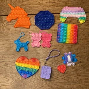 Fidget toys  - Dem flesta är pop its, och en av dem är en liten pop it väska som man kan hänga på en annan väska.