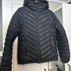 Jacka peak performance  - Svart jacka från peak performance