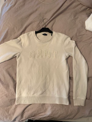 Gant tröja - Vit gant tröja som aldrig kommer till användning, hänger enbart i garderoben. Använd sparsamt Skriv för mer bilder☺️