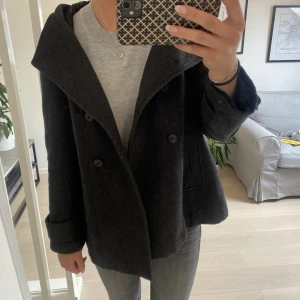 Zara kappa - Säljer mina fina zara kappa som knappt är använd💘 med luva!! Perfekt till våran