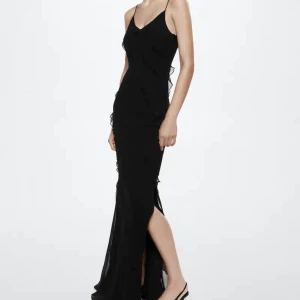 Långklänning - Svart långklänning med volanger. Säljes pga för kort som typ alla kläder är på mig😃