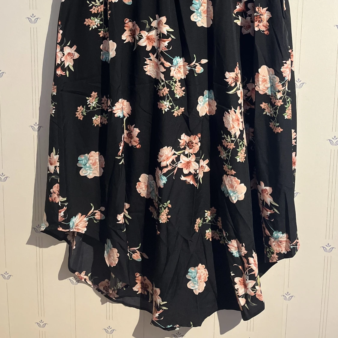 Svart/blommig klänning - 91