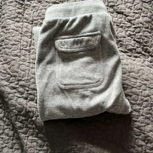 Gråa juicybyxor - Säljer ett par till grå juciy byxor de är i storlek S och passar i längden till de som ör 165-168 cm. De ör köpta i januari och bara använt de några få gånger. Säljer de för 750+frakt priset kan diskuteras! Köp direkt för 800💓💓