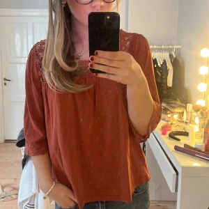 Tre kvart ärmad blus  - Jätte fin orange trekvarts ärmad blus, jätte fint skick och kommer bli super fin till sommaren. Har ej mycket användning till den. Jag är 160cm och denna sitter som Xs/S
