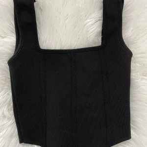 Svart korsett top Zara - Snygg svart topp med korsettdetalj från zara