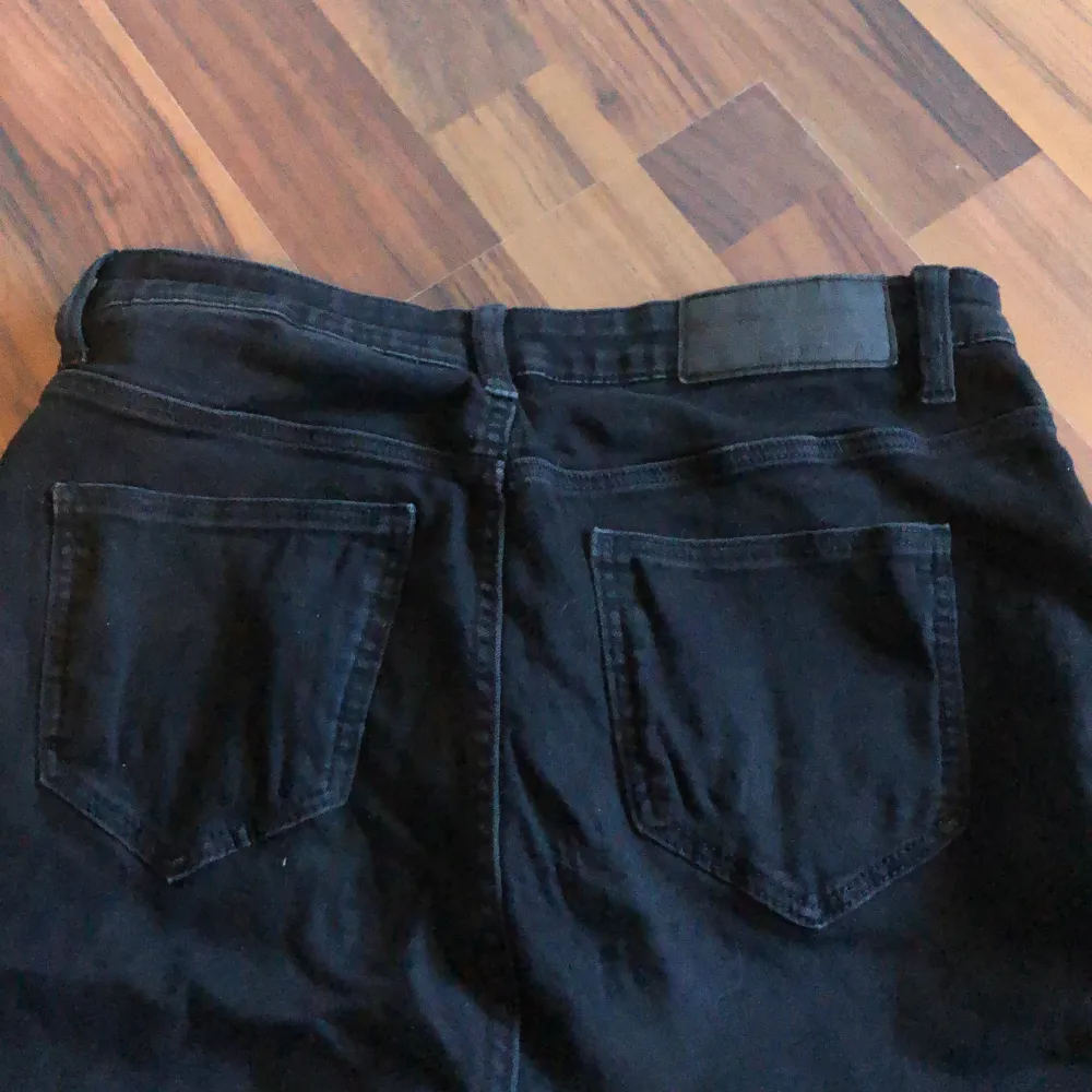 svarta byxor ifrån noisy may i storleken W30 | L28. inte jätte mycket använda och dom är i fint skick.. Jeans & Byxor.