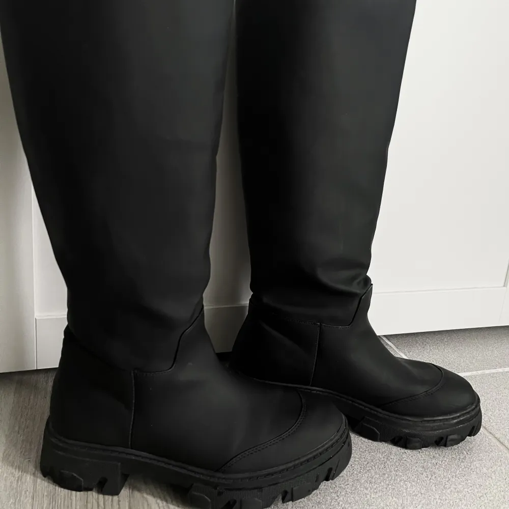 Sparsamt använda boots, som nya! Säljer då de inte kommer till användning. Normala i storleken. . Skor.