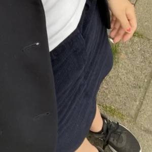 Brandy Melville kjol - Mörkblå manchester kjol från brandy Melville. Sitter superfint och har djupa fickor på framsidan samt lite mindre på baksidan. Står ingen storlek men passar ca XS💖