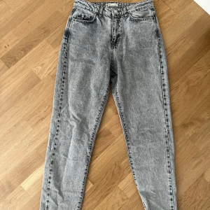 Jeans - Säljer dessa ginatricot perfect jeans i grått. Använt ett fåtal gånger men kommer inte till användning mer.