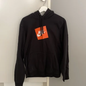 Nike Hoodie  - Svart Nike hoodie i bra skick, storlek M 