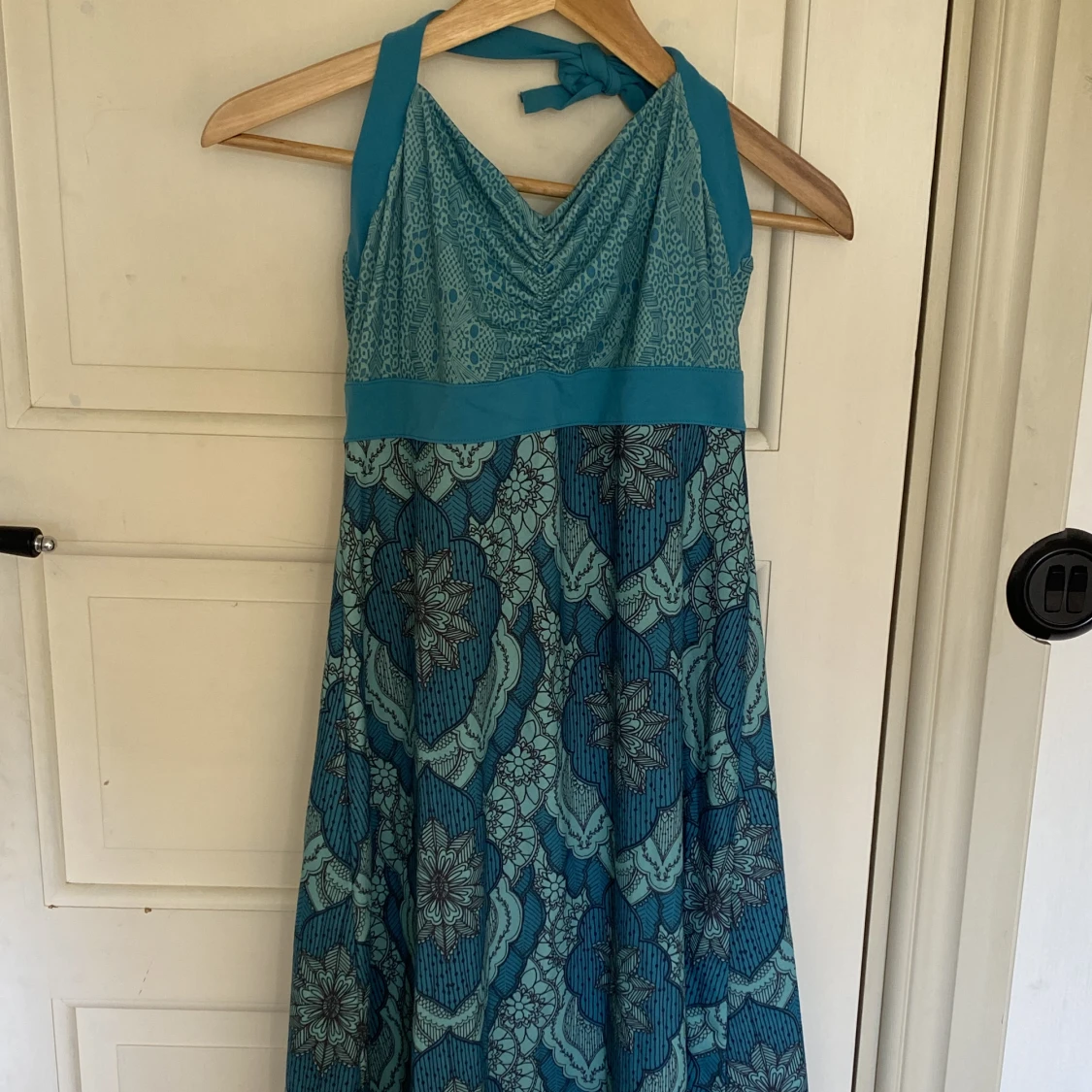 Blå halterneckklänning