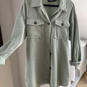 Super fin jacka/skjorta till våren i en fin pastell grön färg, använd en gång bara, Stl L, haft som oversized skjorta