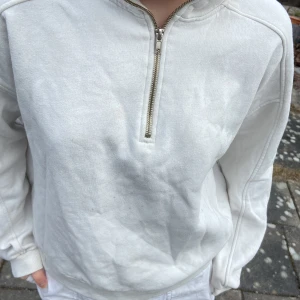 Vit sip tröja - Vit hoodie med en kort dragkedja längst upp. Den är väldigt skön och tjock.