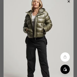Superdry jacka grön - Säljer min favoritjacka då jag förmodligen kommer köpa en annan jacka till nästa vinter! Super varm och jätte skön! Storlek S och sitter perfekt! Nypris 1700! Skriv för mer bilder! 