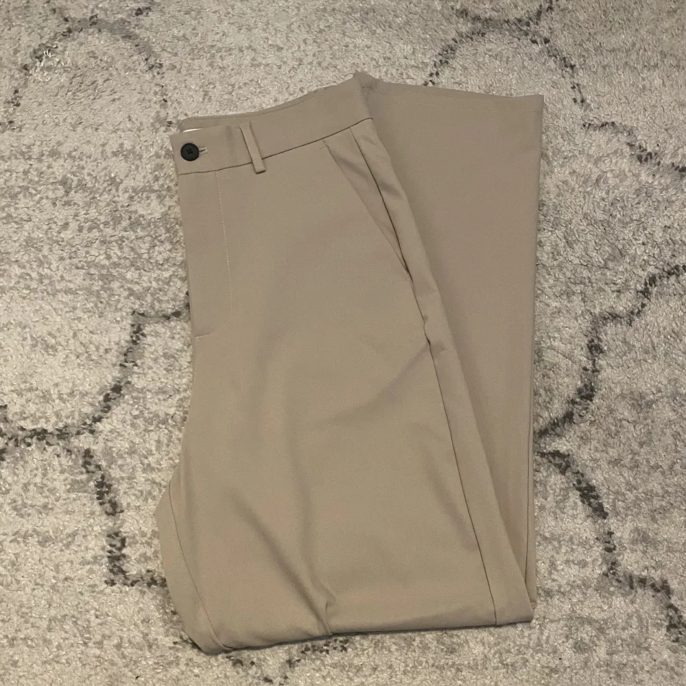 Kostymbyxor från Bershka. Riktigt sköna men har inte kommit till användning.. Farkut & Housut.