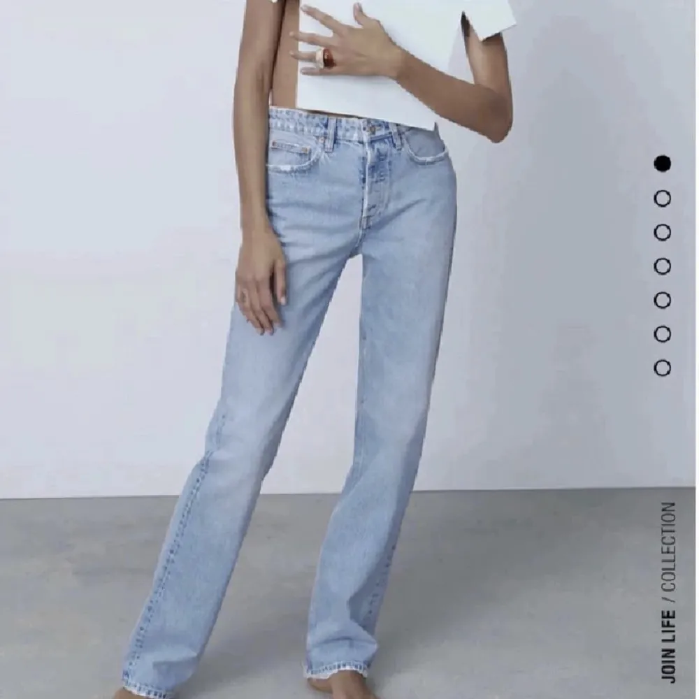 Säljer mina mid Rise jeans från zara. Jeans & Byxor.