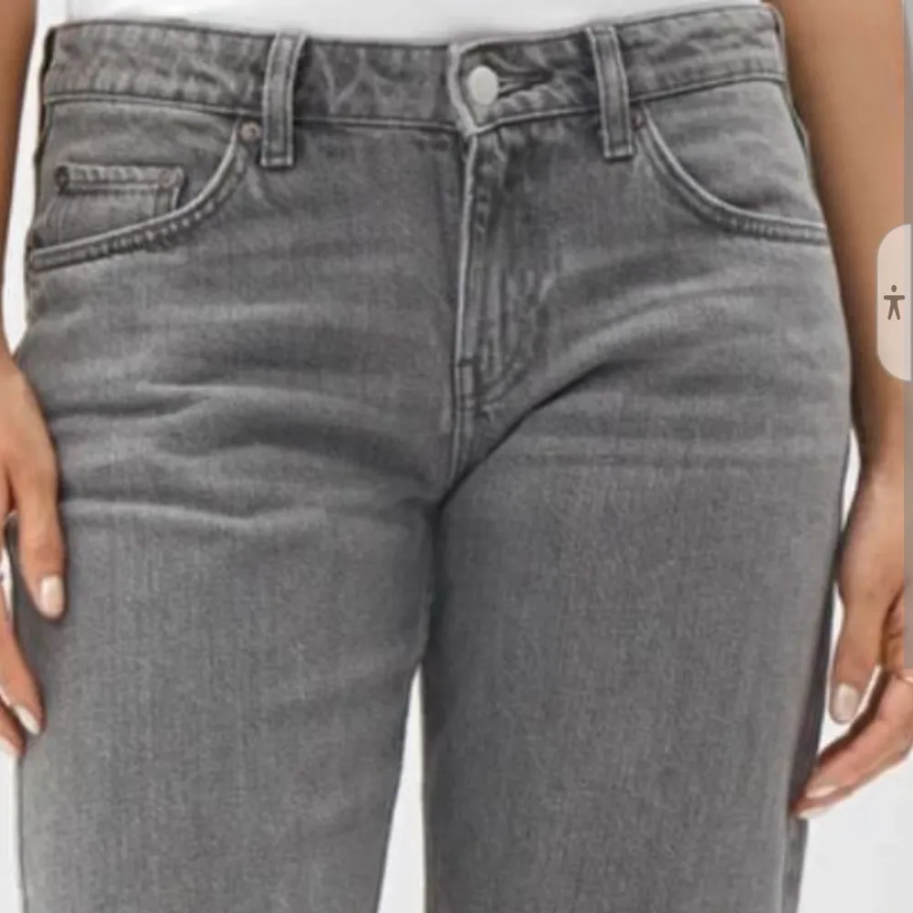 Grå jeans från weekday i färgen comet grey som är slutsålda! Passar mig som är 165 skriv fär fler bilder. Jeans & Byxor.