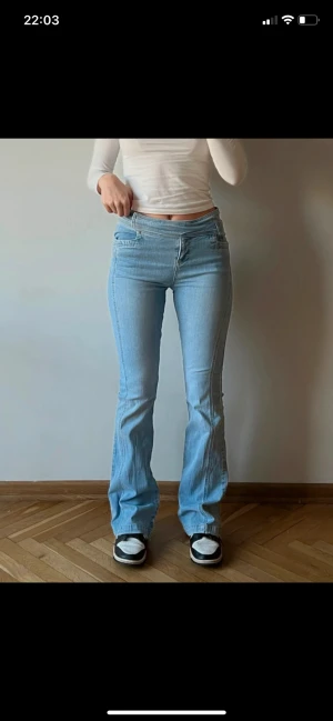 Lågmidjade Jeans - Dehär jeansen är så snygga och sköna. De är lågmidjade och utsvängda. Detaljen i midjan gör så mycket. Skriv bara om du undrar något annat.