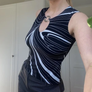 Mönstrat linne GUESS - Storlek S/M, inga defekter. Kan ta av och på metallringen i mitten om så önskas👍🏼 