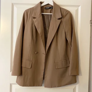 Beige kavaj/blazer - Blazer i mycket fint skick, endast använd en gång