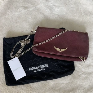 Zadig väska - Säljer denna superfina Zadig väskan i vinröd färg med guldiga detaljer. Väskan är sliten och har defekter (skriv för mer bilder) därav priset. Allt på bilder följer med, dock inte det korta bandet då det är borttappat🌸🌷