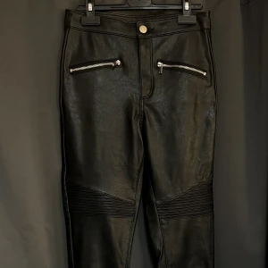 Skinnbyxor  - Skinnbyxor med detaljer. Använda någon enstaka gång, inget tecken på användning .Nypris 300 säljer för 100 +frakt 