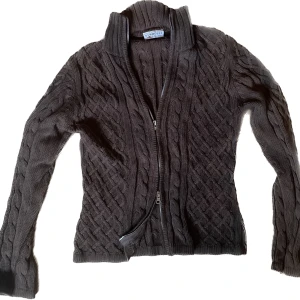 Stickad kofta - Så unik stickad kofta med dubbel zipper. Den är köpt här på plick för nåt år sen och var ursprungligen lila, och färgades sen brun, strl S🧸 Säljes då den tyvärr inte kommer till användning längre. Köparen står för frakten, kan även mötas upp i Stockholm🧸