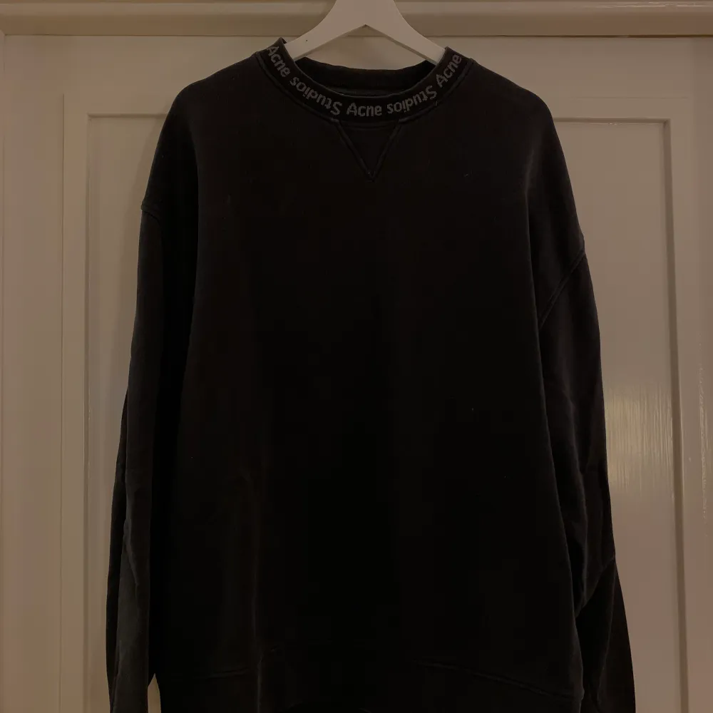 Acne Studios sweatshirt med text runt halsen. Bra kvalitet på plagget, en liten  lagning i höger ärm men ej synlig. Storlek är S oversized - mer som L i vanlig storlek . Toppar.