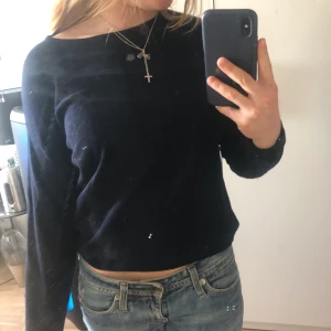 Snygg marinblå tröja - Stickad tröja från Zara med dragkedja i nacken! 🤍 Använd, men i bra skick!