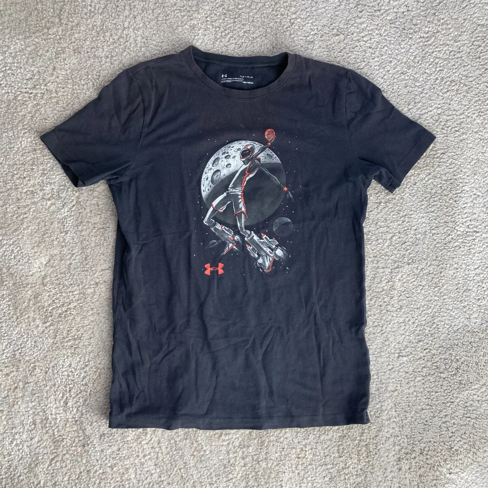 T-shirt av märket Under Armour. Skön att träna i.. T-paidat.