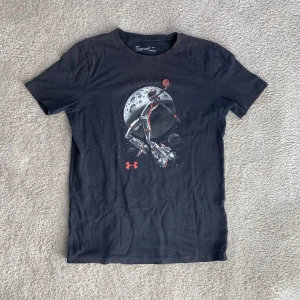 Under Armour T-shirt - T-shirt av märket Under Armour. Skön att träna i.