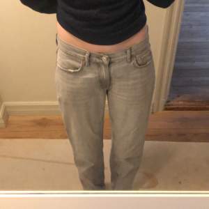 Säljer min fina grå jeans från Gina tricot efter som de aldrig kommer till andvändning💞💞
