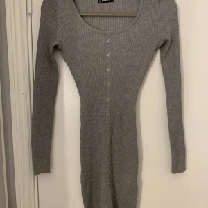 Grå klänning  - Jättefin grå klänning. Väldigt stretchig. Den passar mig som ofta har storlek M. Endast testad.