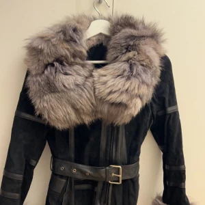 Pälsjacka - Äkta pälsjacka då jag inte använder päls längre. Vintage i modellen. Passar storlek xs och s, kan även passa en M då den är stretchig. Knytband i midjan som man kan välja att ha kvar eller ta bort. Riktigt fin på, fått massvis med komplimanger. 