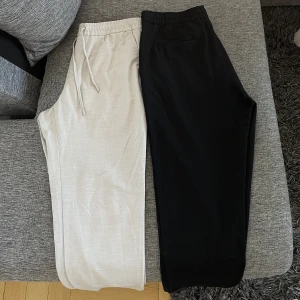 Byxor från Zara - Byxor från Zara Stl L  Svarta och grå/beige  Toppen skick, använda bara ett fåtal gånger 250:- för båda 
