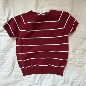 Randig tshirt  - Randig finstickad tshirt. Aldrig använd. Priset är inklusive frakt.💞