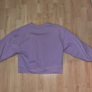 Gina tricots lila sweatshirt i storlek M. - Gina tricots ljuslila sweatshirt. Tjocka armar och kort längd vid magen. Original pris 249kr